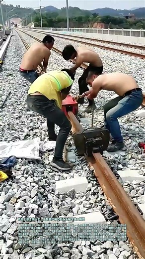 軌条を叩き鳴らす：衝撃波が鋼の歪みを解き放つ瞬間