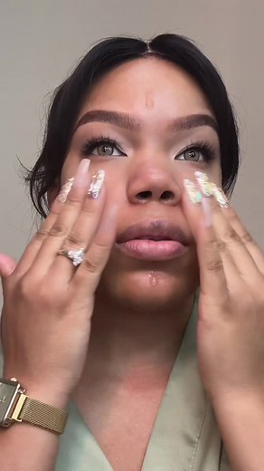 🥳 GRWM Birthday edition. I put my Princess Jasmine makeup on ✨ less is more when it comes to makeup. Those are the best looks . @essence cosmetics eyebrows pencil @NYX Professional Makeup thick it stick it (espresso) Contour palette Lip liner nutmeg @Anastasia Beverly Hills norvina / master palette mario @wetnwildbeauty dark brown eyeliner @Fenty Beauty hella thicc mascara @elfcosmetics power grip primer Lipstick dirty talk @Patrick Ta Beauty skin crème foundation & finishing powder duo Major h