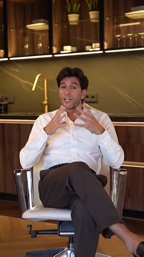 Que NUNCA se te ocurra poner esto en tu casa al menos que quieras arrepentirte en unos meses: 👉🏼Cerámica brillante por todas partes: A muchos les llama la atención al principio porque parece un poco de lujo, pero a la larga es todo lo contrario. Cada pisada queda marcada, cada gota de agua o de vino se ve, y en pocos meses parecerá que la casa tiene 20 años porque el brillo envejece muy mal. #EscrivaStudio #InteriorismoDeLujo #ReformasIntegrales #DisenoDeInteriores #ceramicabrillante