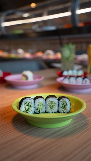 Možná si říkáš, že running sushi není nic pro tebe, protože nejíš ryby. Jenže u nás si vybere opravdu každý. Můžeš se těšit na zeleninové sushi, jídla z woku, čerstvé ovoce a zeleninu, sladké dezerty nebo i smažené dobroty. Takže i když nejsi fanoušek ryb, u nás si running sushi rozhodně užiješ i ty. V Sakura’s si na své přijde každý! Kromě sushi s rybou u nás najdeš i teplý wok, masové speciality, krevety, zeleninové rolky nebo sladké dezerty. 🥢✨ Takže ať už jsi milovník sushi, nebo radši volí