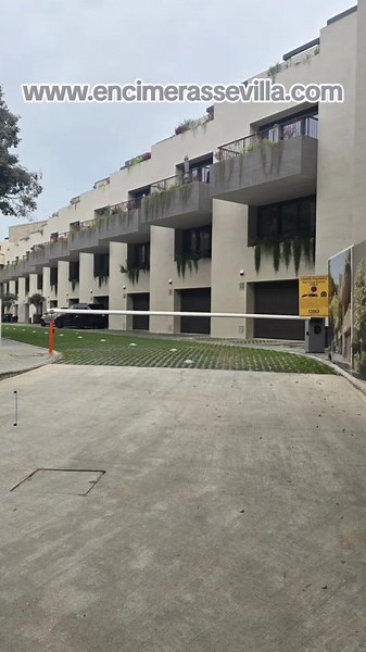 Primera fase terminada de estas magníficas casas ubicadas en #gibraltar🇬🇮 que llevan encimera de cuarzo y porcelanico #cosentino Ahora comenzamos con la segunda fase !!! Más información www.encimerassevilla.com #waterjet #cocinasalemanas #mueblesdediseño #mueblesdecocina #muebles #decoracion #kitchen #cuisines #kismetcheckoutmyhouse #interiorismo #isla #peninsula #decor #cocinasblancas #cocinasmodernas #cooking #forniture #design #arquitectura #porcelanico #porcelanic #stone #granite #surfaces