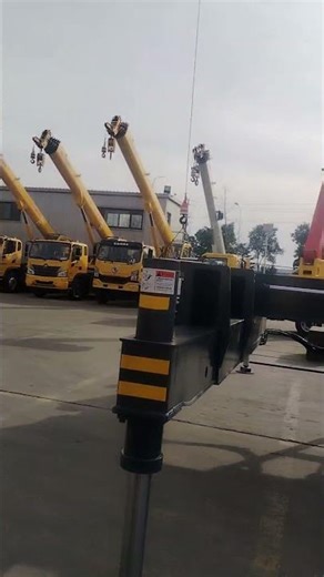 10-ton Dongfeng Huashen truck crane, 185 HP, with a lifting capacity of one ton using the small hook