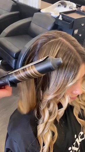 The secret to confidence in your curls? Watch and learn @bixiecolour demonstrate the twisty tong technique... 🤤🤩 #ghdanz #ghdsoftcurltong #hairtut