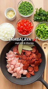Jambalaya met Kip en Chorizo 🍗🌶️ Ingrediënten: - 300 g kipfilet (in blokjes gesneden) 🍗 - 200 g chorizo (in plakjes) 🌭 - 300 g rijst (bij voorkeur lange korrel) 🍚 - 1 grote ui (fijngehakt) 🧅 - 2 teentjes knoflook (fijngehakt) 🧄 - 1 rode paprika (in blokjes) 🌶️ - 1 groene paprika (in blokjes) 🥒 - 400 g tomatenblokjes (uit blik) 🍅 - 750 ml kippenbouillon (of water) 🍲 - 2 theelepels Cajun-kruiden 🌿 - 1 theelepel paprikapoeder 🌶️ - Zout en peper naar smaak 🧂 - 2 eetlepels olijfolie (vo