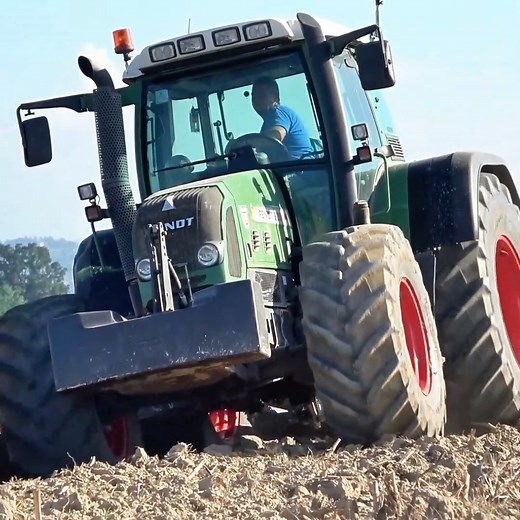 21K views · 704 reactions | Fendt tractors are powerful and work well in the field | Big Machines | Facebook