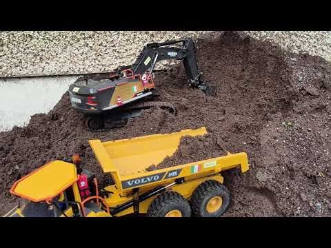 Upgraded Huina 1554 bulldozer pushing up big loads