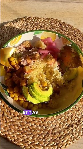 Salade saine et gourmande : quinoa, thon, avocat et croûtons maison 🥗