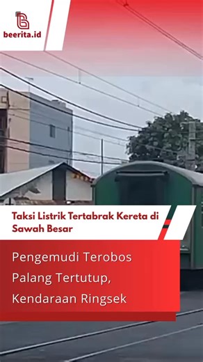 Beerita.id on Instagram: "Sebuah taksi listrik tertabrak kereta api di perlintasan sebidang JPL 11, Jalan Industri, Sawah Besar, Jakarta Pusat, Rabu (31/12/2025). Insiden terjadi saat kereta melintas dari arah Kemayoran menuju Kampung Bandan, tepat ketika palang pintu perlintasan sudah dalam posisi tertutup. Pengemudi taksi dilaporkan tetap melintas dan akhirnya bertabrakan dengan kereta yang melaju. Akibat benturan keras, bagian depan kendaraan ringsek cukup parah. Beruntung, sopir selamat dan 