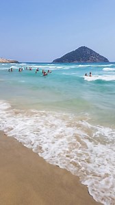 🌴 Ai auzit de Paradise Beach din Thassos? Numele nu e întâmplător! 🏖️ 📍 Situată în sud-estul insulei, aproape de Kinira, această plajă e o adevărată bijuterie naturală, perfectă pentru familii, cupluri și oricine caută liniște și ape limpezi! 💦 Ce o face specială? ✅ Nisip fin, aproape alb ✅ Intrare lină în apă – ideală pentru copii 👶 ✅ Valuri line, dar uneori perfecte pentru bodyboard 🏄 ✅ Vegetație verde până aproape de nisip – umbră naturală 🌳 ✅ Taverne cu mâncare delicioasă, aproape de 