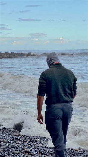 Here is an ammonite rock that we found amongst the beach stones 🏝🦑 These ammonites are around 185 Million Years Old 💀 If you’d like an ammonite rock to crack open, please message us directly on yorkshire fossils or visit our website yorkshirefossils.NET 🦕 For more videos, check out our YouTube channel Yorkshire Fossils 🏝 Thanks for supporting our page! 🐊 #natural #nature #fossil #fossils #ancient #animals #art #ammonite #ammonites #dinosaur #scientist #minerals #paleontology #whitby #geolo