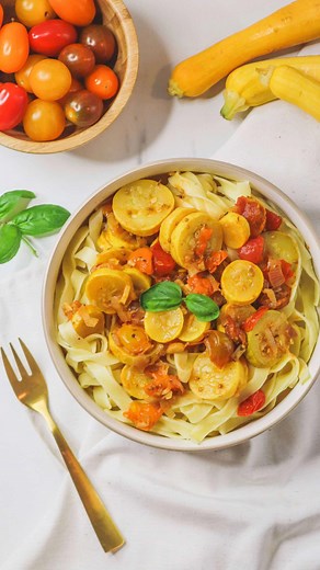 Cuisinez pour bébé on Instagram: "🍝 UN REPAS POUR TOUTE LA FAMILLE ?!⁠ ⁠ Et si bébé mangeait le même plat que vous ? 👶⁠ ⁠ ✅ C’est le principe des repas parents-bébé !⁠ ⁠ 👉 L’objectif ? Gagner du temps et diminuer votre charge mentale liée à la planification des repas.⁠ ⁠ _______⁠ ⁠ 🛒 Ingrédients⁠ ⁠ 300 g de courgettes jaunes⁠ 250 g de pâtes (tagliatelles ou autres)⁠ 100 g de tomates cerises⁠ 1 échalote⁠ 1 gousse d’ail⁠ 1 c. à soupe huile d’olive⁠ ½ c. à café herbes de Provence⁠ Basilic (quel
