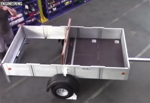 Smart & modular = foldable trailer ✅ unique and ingenious folding mechanism that is reminiscent of an accordion and enables effortless unfolding without tools. ✅ generous loading dimensions for maximum cargo capacity, while being surprisingly compact when folded. ✅ using high-quality aluminum sidewalls in combination with tailor-made screen printing plates = gives the construction an optimal balance of lightness and robustness. ✅ Unlike conventional trailers, it requires no wall support and can 