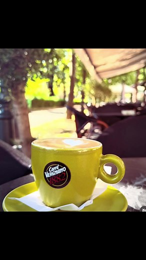 ✨ Pauză de cafea, într-un loc cozy. ✨ Chiar dacă afară este frig, la Baccarat este perfect să te bucuri de un moment de liniște, alături de o cafea caldă! ☕️