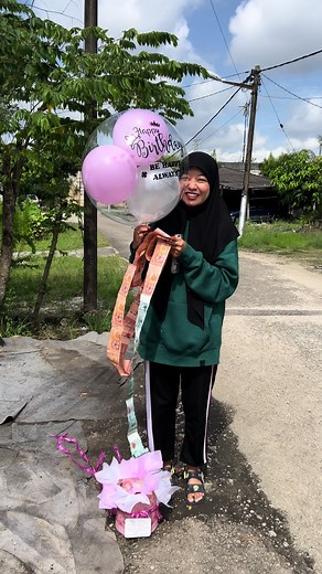 Terkejut dia tetiba ain minta dia buka ribbon tu & ada gift duit. Then ain tanya, apa maksud jumlah duit yg dia bagi tu, jawapan penerima maksudnya mcm i love u gitew 😆😍😍😍 so sweet. Beruntung adik ni 🤩🤩🤩🥳🥳🥳🥳❤️❤️❤️ #SURPRISE #sisbuatsissurprise #reviewmyartwork #floristjohorbahru #letssupport #surprisedeliveryjohorbharu #fyppppppppppppppppppppppp #surpriseplannerjohor #surprisedeliveryjohorbahru #happybirthday #happyanniversary #iloveyou