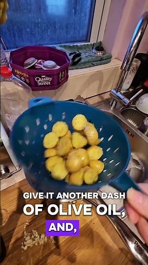 How to make Mini Roast Potatoes… Maximum Crunch! 🤤🥔 vegan #Shorts