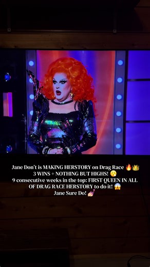 Jane Don’t is UNSTOPPABLE on #DragRaceS18! 🔥👑 3 maxi wins (Girl Groups, Rusical, Design) literally NOTHING BUT HIGHS/tops 1 Top 2 9 consecutive weeks in the top → FIRST QUEEN IN ALL OF DRAG RACE HERSTORY to hit this on her first 9 challenges! 😱 Never below HIGH, elite track record → probably the best ever in a regular season. Bianca, Gigi, Violet... Jane smokes them in pure consistency! 😮‍💨 Now the ROAST is coming – I have a feeling: she's gonna be HIGH again or straight-up WIN it. #dragrac