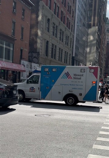 Les bruits de New York avec ses ambulances, comme dans les films … 😍 #NewYork #NYC #Ambulance #Bruit #Sirene @@newyorkcity @The New Yorker @New York City Police Dept. @FDNY Response Videos @FDNY @Fire Department Coffee @I LOVE NY