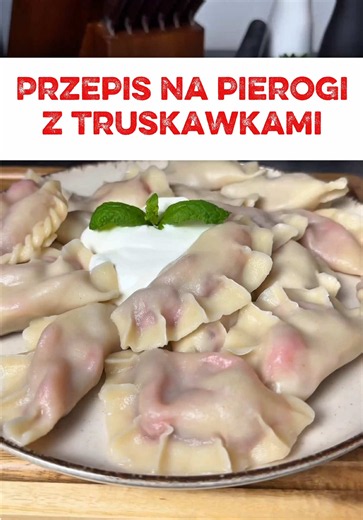 Siemaneczko 😎 Mam tutaj fanów pierogów na słodko? Podejrzewam że większość ma swój przepis na pierogi 🙃No ale gdyby tak nie było to spieszę z pomocą 😀 Składniki na ciasto 500g mąki pszennej Około 220ml gorącej wody 45g rozpuszczonego masła 1 płaska łyżeczka soli #pierogi #truskawki #pierogiztruskawkami #polishdumplings #przepis