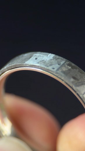 A meteorite ring is a time capsule. What you’re looking at on its surface isn’t a design. It’s a record. Formed over 4.5 billion years ago, inside the core of an asteroid that once melted, cooled, and slowly solidified in space. That pattern you see took millions of years to form. Each line is the result of metal cooling at an incredibly slow rate, something that simply can’t happen on Earth. Long before this became a ring, it traveled through space, survived entry into our atmosphere, and reste