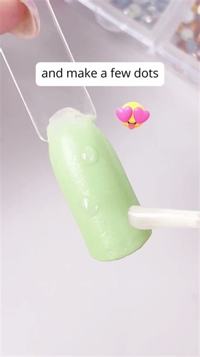 How to apply rhinestones on a DipMe manicure – step by step