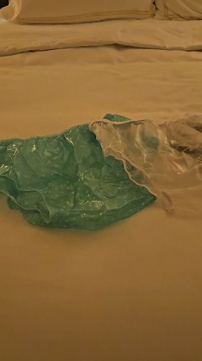 1K views · 435 reactions | Welche soll ich heute nacht anziehen? #shinyclothes #pvcfetish #vintagefashion #plastikhosen #plasticpants #pvcpants #waterproofpants | Plastikhosen | Facebook