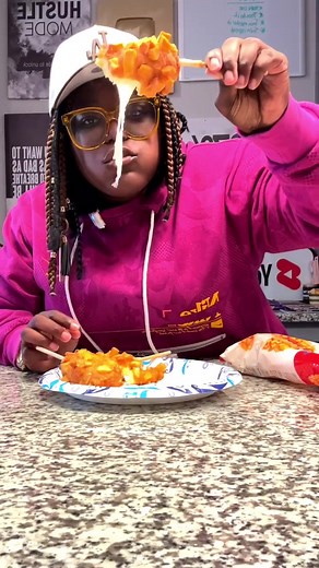 🌭 Korean Corn Dogs vs. American Corn Dogs First things first, let’s clear this up - Korean corn dogs and American corn dogs are not the same sis. The Korean version, known as “hotteok dog” or “gorengan,” is a street food sensation in South Korea. It’s a hot dog or sausage, snuggled up in a thick cornmeal batter, then deep fried until it’s crispy and golden brown. 🌟 But here’s the twist: Korean corn dogs often add fillings like cheese, mozzarella, or veggies. 🧀🌽 are eaten with with dipping sa