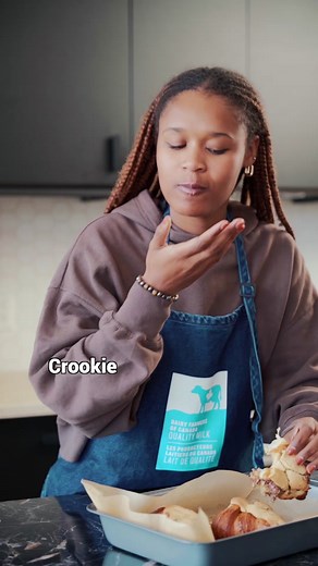 You gotta try this Crookie, a delicious cross between a cookie🍪 and a croissant🥐. Utterly irresistible and so easy to make! 😏 Did you know? 🐮Canadian dairy farmers strive for excellence🏆 in milk quality, food safety, and animal care through the proAction program.💙Always look for the Quality Milk logo!🥛 Find the recipe in bio! - Le Crookie: ce mélange gourmand entre un biscuit (cookie)🍪et un croissant... 🥐totalement irrésistible et si facile à réaliser!😏 Le saviez-vous ? 🐮Les producteu