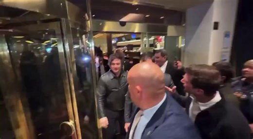 ΕΙΝΑΙ ΕΠΙΣΗΜΟ: Ο δεξιός πρόεδρος της Αργεντινής, Χαβιέ Μιλέι, μείωσε στο μισό την ακραία φτώχεια από 11% σε 5% και τη φτώχεια από 30% σε 17%. Κατέστρεψε τον αριστερό σοσιαλισμό και η χώρα του βρίσκεται σε άνθηση. Χαχαχα! O Μιλέι είναι υπέροχoς!