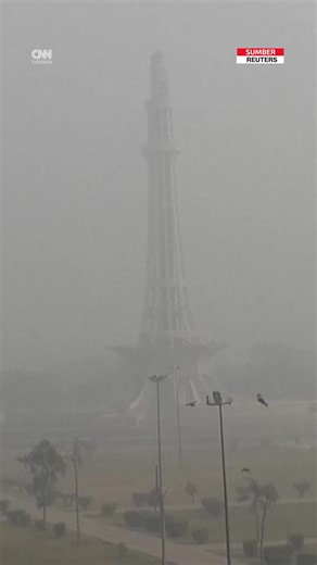 CNN Indonesia on Instagram: "Kabut asap tebal menyelimuti jalan raya utama di Punjab, Pakistan, pada Selasa (16/12).⁣ ⁣ Pihak berwenang menutup sejumlah rute utama karena jarak pandang yang sangat pendek sehingga meningkatkan risiko kecelakaan.⁣ ⁣ Kualitas udara di Lahore tercatat mencapai 322 AQI pada pukul 06.00 pagi (01.00 GMT), menjadikan kota tersebut sebagai yang paling tercemar di dunia.⁣ ⁣ Pihak berwenang berupaya membuka kembali jalan raya setelah kondisi membaik, sementara para pelanco