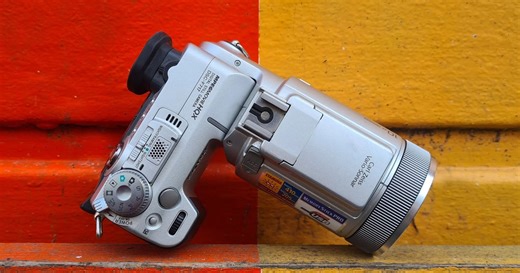 2002's Sony Cyber-shot F717 Is a Bridge Camera with a Special IR Power