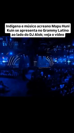 Viva os povos originários! Viva Huni Kuin! O indígena e músico acreano @mapuhunikuin Mapu Huni Kuin brilhou no palco da 25ª cerimônia do Grammy Latino, realizada em Miami, nos Estados Unidos. Ele se apresentou ao lado do DJ Alok, com quem compartilha a música “Pedju Kunumigwe”, indicada na categoria de Melhor Interpretação de Música Eletrônica Latina. A performance integrou a divulgação do álbum “O Futuro é Ancestral”, lançado em 19 de abril, no Dia dos Povos Indígenas. Apesar de não levar o prê
