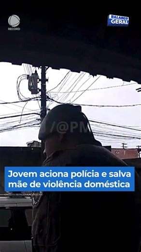 Uma adolescente de 14 anos ligou para a polícia para denunciar as agressões que sua mãe sofria do padrasto, em São Paulo. A denúncia foi feita depois que a menina recebeu, por mensagens, um pedido de socorro da mãe. A mulher relatou que estava sendo agredida novamente pelo companheiro dentro de casa. Ao chegar ao local, os policiais encontraram a vítima com ferimentos na cabeça e, em seguida, localizaram o suspeito. Câmeras corporais registraram o momento da abordagem policial, em que o agressor
