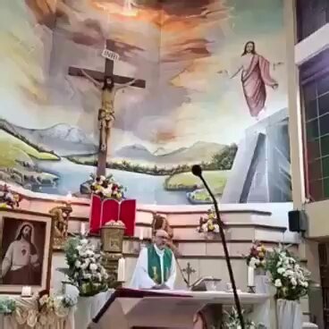 La Hora de La Verdad on X: "Un sacerdote murió durante una misa en Guayaquil, Ecuador, tras ser golpeado por una gran cruz de madera que cayó sobre él. El accidente ocurrió mientras se celebraba la eucaristía y quedó registrado en una transmisión en vivo, causando conmoción entre los fieles." / X
