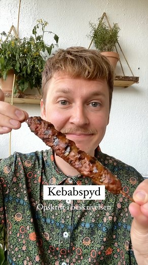 Rasmus Smedstrup | Opskrifter on Instagram: "De her grillede kebabspyd er helt fantastiske! Ingredienser til 6 spyd: - 400 gram oksekød - 1 teske hvidløgspulver - 1 teske chili - 1 teske løgpulver - 1 teske paprika - 1 teske spidskommen - 1 teske salt - Frisk basilikum - Grillspyd Start på at lægge dine grillspyd i vand i cirka en time. Så brænder de ikke så nemt på grillen. Kom oksekødet i en skål sammen med alle krydderierne og det friske basilikum. Rør farsen sammen og kom det på spydene. Ste