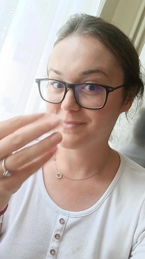 Тялото ти не иска просто по-малко калории. То иска качество – хранителни вещества, които го поддържат, възстановяват и движат напред. 🥦 Протеинът: • Поддържа мускулите, докато отслабваш • Балансира кръвната захар и ограничава „захарните сривове“ • Подпомага мозъка, имунната система и хормоналния баланс Нахрани се с грижа – не само за външния вид, а за цялостното си благосъстояние. | Еми Илкова - здраве и финансова независимост