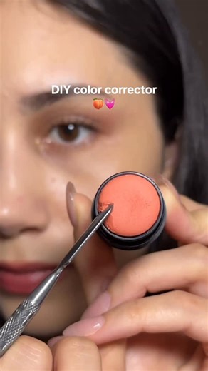 yoz medina ♡ on Instagram: "I love this hack 💓💓🍑 It’s super easy to do, and you don’t need to buy a color corrector to get this result. I’m using a peach-toned blush and mixing it with my everyday concealer until I get the right shade. My dark circles are moderately deep, and I can confirm this trick works really well to cover them. It evens out the tone and preps your skin perfectly for makeup. It truly makes a big difference—your face looks more awake, and your whole makeup look just comes 