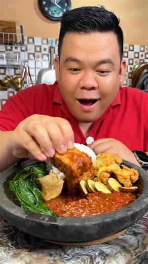 Ade Herianto on Instagram: "Bikin sambal terasi yuk sanak! Siapa nih yang kalau bikin sambal terasi masih ribet bakar-bakar terasi? Makanya kali ini aku bikin sambal terasi versi yang lebih easy sanak. Bahan-bahan: • Cabe rawit merah (sesuai selera) • Garam secukupnya • Gula merah wajib • Tomat (bebas mau tomat biasa atau ceri) • Batang daun bawang (opsional) • AJINOMOTO® Terasi Udang Cara membuat: 1. Ulek cabe rawit dan garam sampai agak kasar. 2. Masukkan gula merah dan AJINOMOTO® Terasi Udang