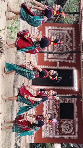 सोपु🦋 on Instagram: "Sambalpuri Naach✨ samalpurinani #patnagariyennani #balangir #dancersofinstagram #koshli #samabalpuri_shortvideo_offcial"