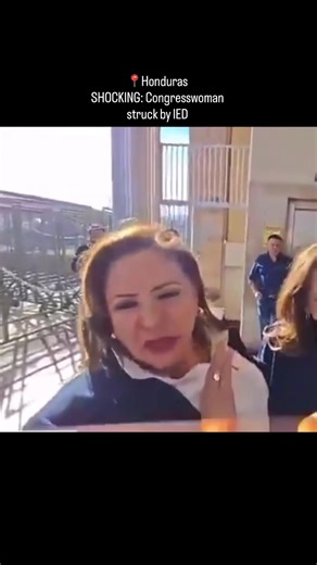 🇭🇳She was attacked outside Congress HONDURAN CONGRESSWOMAN HIT BY EXPLOSIVE OUTSIDE CONGRESS Chaos erupted in Tegucigalpa today. The projectile was reportedly thrown by protesters. The National Party congresswoman Gladys Aurora López was struck by a thrown explosive device, a mortar-like firework bomb, as she arrived at the National Congress building. According to local media reports, López had serious injuries and was experiencing "pain, dizziness, and hearing problems." She was rushed to hos