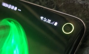 Probamos Energy Ring: así es la app que utiliza el agujero de los Galaxy S10 como indicador de batería