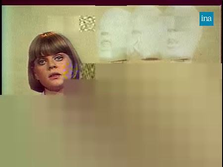 PREMIÈRE TÉLÉ 🐣📺 Qui est cette jeune comédienne de 19 ans, chargée de lire les courriers des téléspectateurs des "Visiteurs du mercredi" ? Il s'agit bien d'Isabelle Nanty. Neuf ans plus tard, elle sera révélée au cinéma grâce à son rôle dans le film "Tatie Danielle". | INA