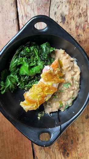 Norske kostholdsråd episode 3 Kyllingbryst med skinn, hvit bønne–misostuing og stekt grønnkål (Ja, jeg vet jeg ødela skinnet estetisk sett, og dermed ikke fikk perfekt skinn, men gjør som jeg sier ikke gjør, hehe) Ingredienser Kylling 1 kyllingbryst med skinn, ca. 200 g rå Salt og pepper Hvit bønne–misostuing 1 boks hvite bønner, avrent (ca. 230 g) ½ gul løk, finhakket 1 fedd hvitløk, finhakket 1 ss olivenolje 1–2 dl grønnsakskraft eller vann 1 ss lys eller gul miso Grønnkål 100–120 g grønnkål, 