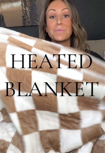 A heated blanket that’s actually pretty enough to leave out. 10 heat settings, a safety timer, and a beautiful pattern. 🤌🫶🏻 #heatedblanket #electricblanket #heatedelectricblanket #blanket #blackfriday @greenoak