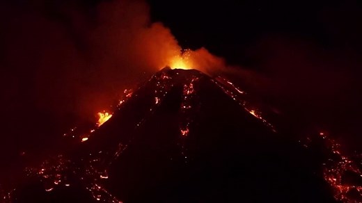 Les images spectaculaires de l'éruption du Mont Etna en Italie