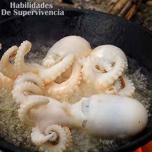 97K views · 803 reactions | Tecnología primitiva - mujer y niña toman pulpo - cocinan comiendo delicioso | Amo las Frases De Supervivencia | Facebook