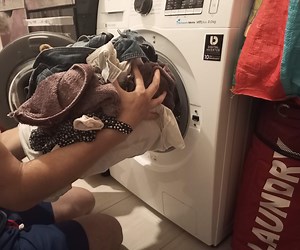 How to Pull Out Laundry From a Washing Machine