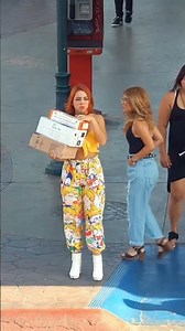 😂😂 Broma bajando el pantalón en la calle 😂😂 #tiktok #shorts #viral #youtube #youtubeshorts