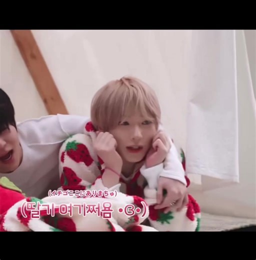 友達と恋人の境界線 ┈┈┈┈┈┈┈┈┈┈ 社会人になってから週末はよく咲哉とお酒を飲む 恋人では無いけど特別な人 『友達と恋人の境界線』 今日はこの話について話した 咲哉は 『キスできるか、かな』 と言う その結論にお互い納得する お酒を理由にもたれかかるといつもつけている香水の匂いがした 今までで1番距離が近い気がしてドキドキした 振り向けばキスできる距離 でも身体を離された 私じゃだめなんだ ┈┈┈┈┈┈┈┈┈┈ 週末は〇〇とお酒を飲む 恋人では無いけど特別な人 【友達と恋人の境界線】 今日はこれについて話していた いろいろ話し合う中で 『キスできるか、かな』 と言った その結論で、お互いに納得する 〇〇は少し酔ったのか酒を理由にもたれかかってくる 追えば、キスできる距離 でも、自制して体を離した 酒の流れに任せたくないから ┈┈┈┈┈┈┈┈┈┈ #nctwish #nct #藤永咲哉 #サクヤ #sakuya