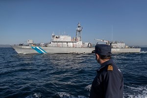 Greece coastguard fires warning shots on Turkish cargo ship | Greek News On Demand / ΕΛΛΗΝΙΚΑ ΝΕΑ ΤΩΡΑ