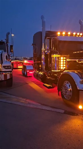 71 reactions | Certain de nos chauffeurs ont déjà hâte a l'été prochain pour les Truck Shows. Voici un petit vidéo de 4 de nos camions qui étaient présent au Dieselfest en juin dernier. Merci aux chauffeurs de nous avoir représenté fièrement. #fexpressinc #peterbilt #truckshow #chrome #lightshow | F.Express Inc. | Facebook